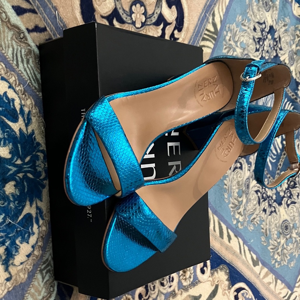 Naturalizer Brand-New, Never Worn. Vibrant Blue Sandals. Size 9 Wide